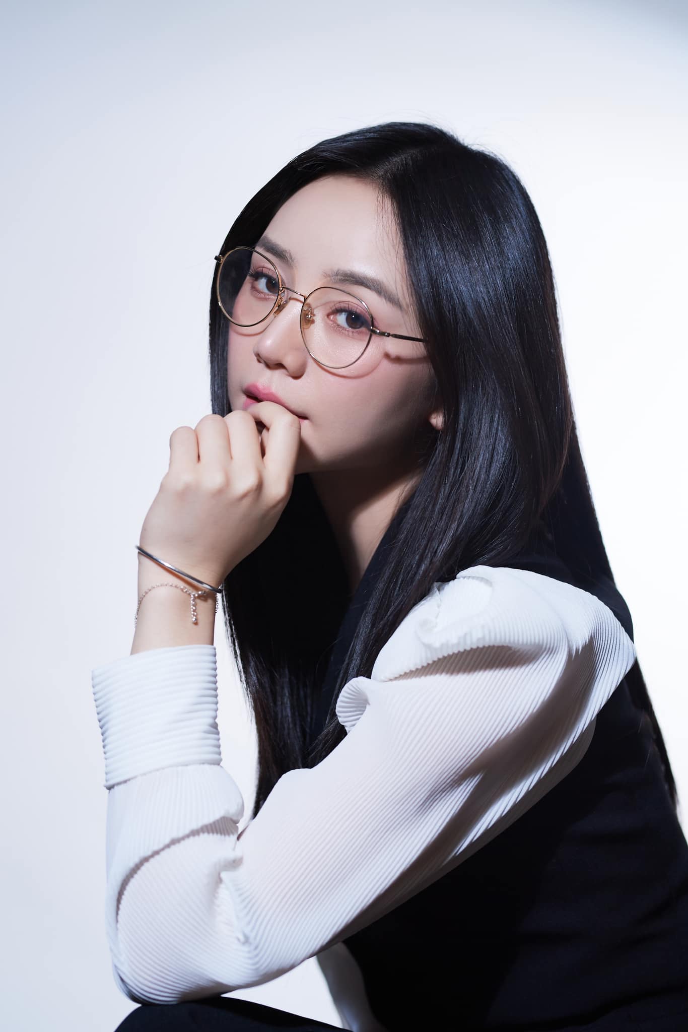 Quỳnh Kool mặc gì để trở thành cô giáo Nguyệt trong 'Chúng ta của 8 năm sau'? - Ảnh 5. Quỳnh Kool mặc gì để trở thành cô giáo Nguyệt trong 'Chúng ta của 8 năm sau'? - Ảnh 5.