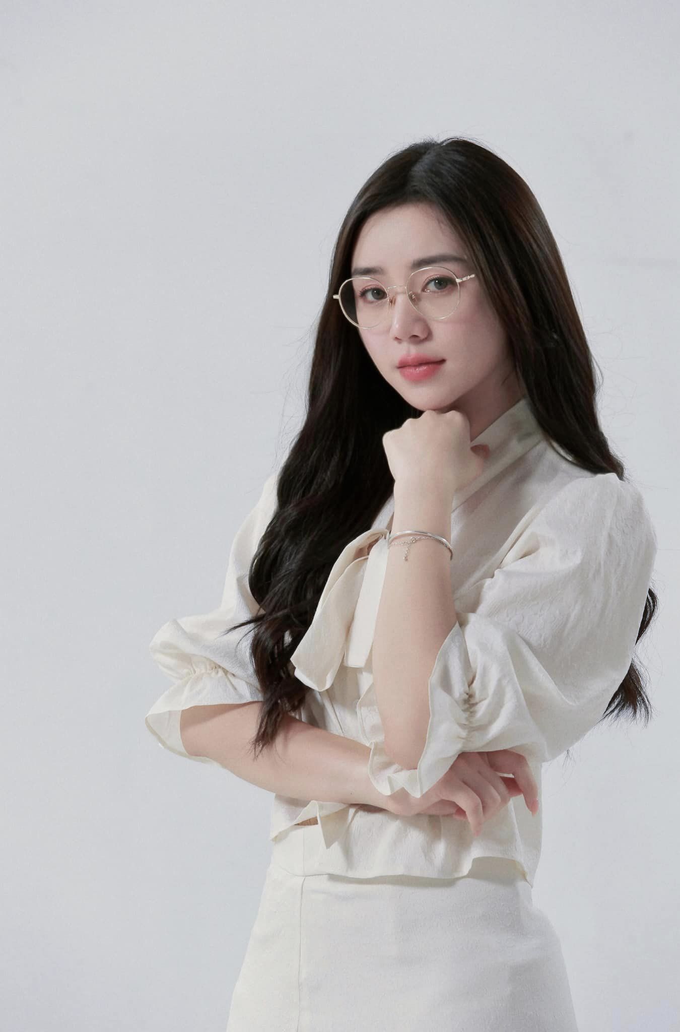 Quỳnh Kool mặc gì để trở thành cô giáo Nguyệt trong 'Chúng ta của 8 năm sau'? - Ảnh 4. Quỳnh Kool mặc gì để trở thành cô giáo Nguyệt trong 'Chúng ta của 8 năm sau'? - Ảnh 4.