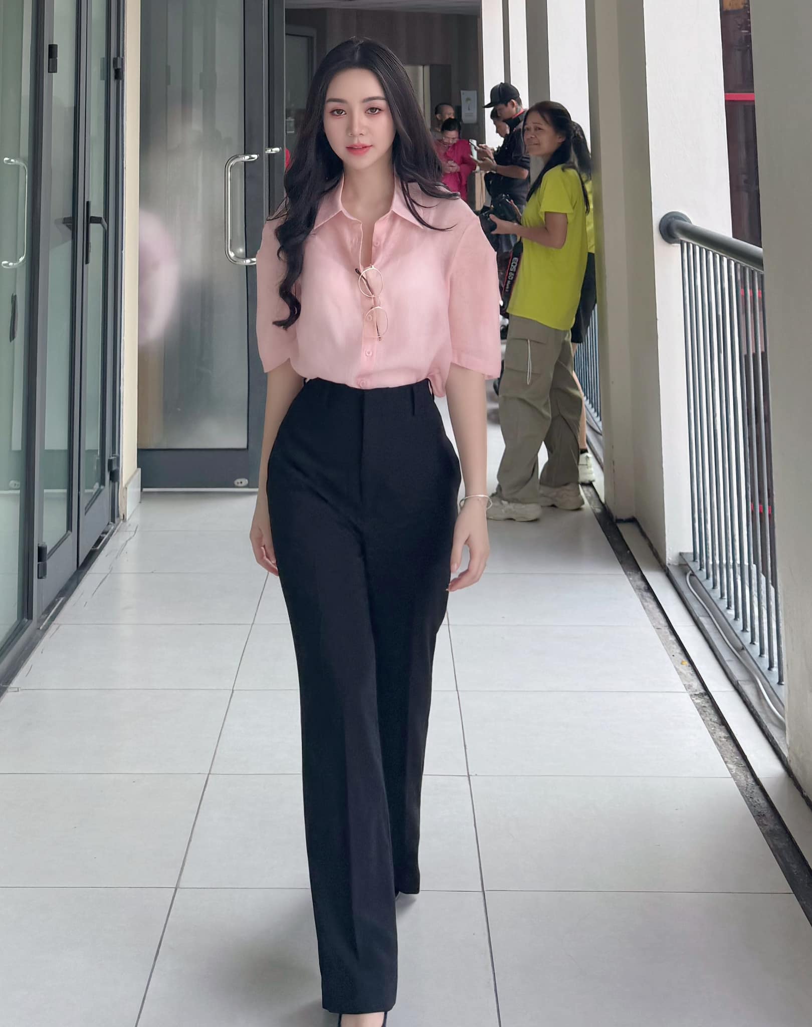 Quỳnh Kool mặc gì để trở thành cô giáo Nguyệt trong 'Chúng ta của 8 năm sau'? - Ảnh 7. Quỳnh Kool mặc gì để trở thành cô giáo Nguyệt trong 'Chúng ta của 8 năm sau'? - Ảnh 7.